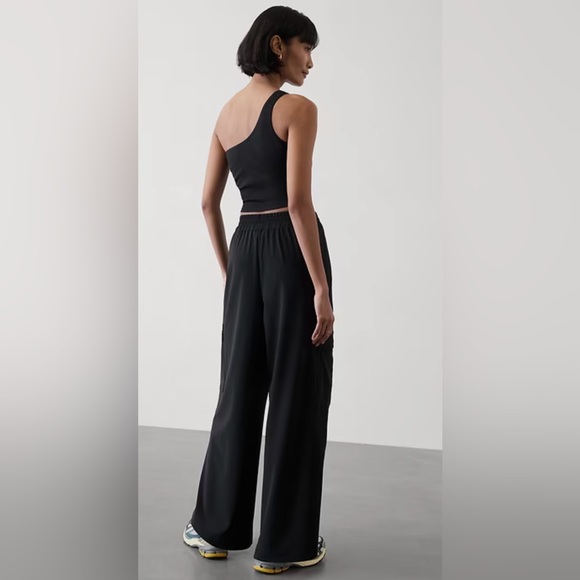 Athleta Pinnacle High Rise Cargo Trousers NWT in Black - Picture 2 of 9